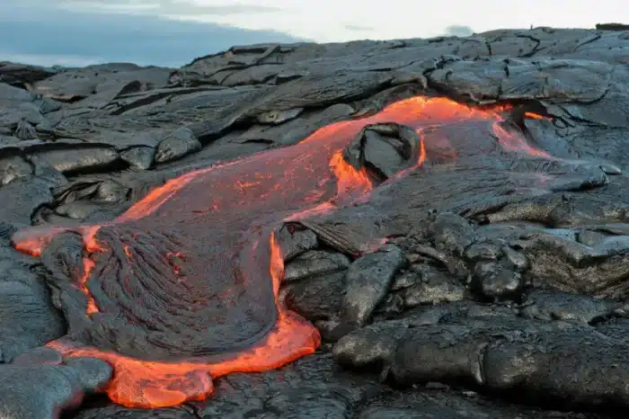 En 1935, l'armée américaine a largué 40 bombes sur un volcan hawaïen pour détourner la lave : les volcanologues se demandent encore si ça a marché