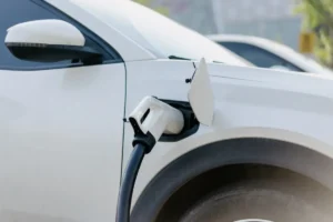 Faute d'eau pour refroidir ses réacteurs, la Hongrie rationne la recharge des voitures électriques : les automobilistes n'en reviennent pas