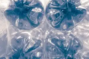 Ils ont utilisé des bouteilles en plastique pour capter la lumière du soleil et illuminer une maison durant la journée sans électricité