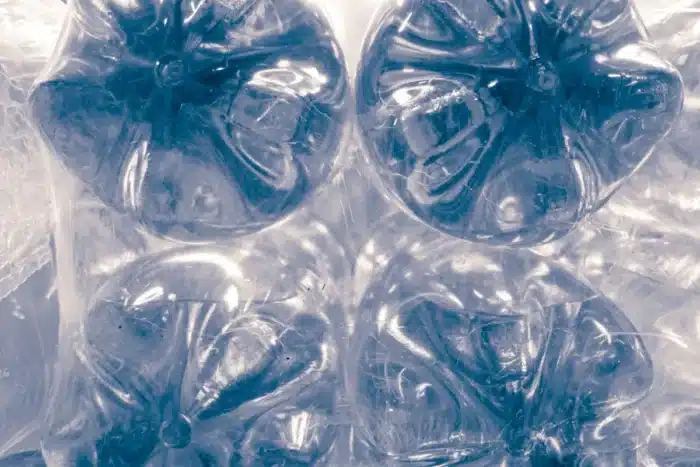 Ils ont utilisé des bouteilles en plastique pour capter la lumière du soleil et illuminer une maison durant la journée sans électricité