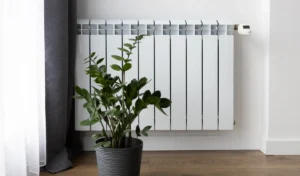 J'ai installé un cache-radiateur en bois massif pour l'esthétique : au premier hiver, mon appartement était gelé