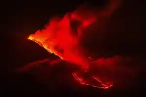 L'Etna crache des flammes et cloue au sol 700 avions mais certains touristes continuent leur ascension, en tongs !