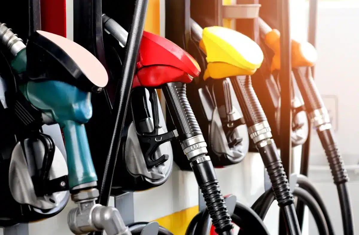 « La baisse va se voir très clairement à la pompe dès ce week-end » : le syndicat des distributeurs s'engage, les automobilistes restent méfiants