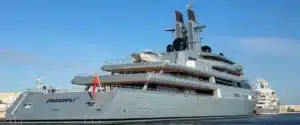 Le mégayacht du cofondateur de Google consomme autant que 600 foyers : trop imposant pour la marina, il finit au quai de la Marine espagnole
