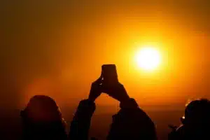 Ne pointez jamais votre smartphone vers l'éclipse sans ce réglage précis, les photographes pros préviennent que le capteur peut griller