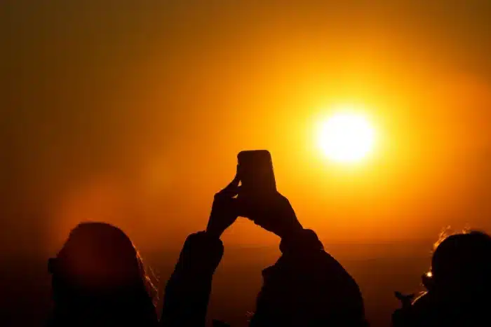 Ne pointez jamais votre smartphone vers l'éclipse sans ce réglage précis, les photographes pros préviennent que le capteur peut griller