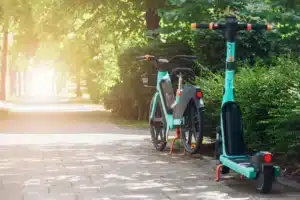 Ni l'achat ni l'entretien : le vrai coût caché de votre vélo ou trottinette électrique se trouve sur votre facture d'électricité