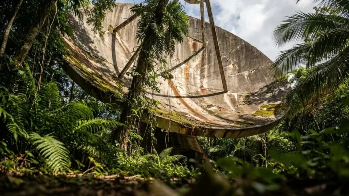 Pendant 57 ans, ce radiotélescope géant de Porto Rico a écouté le ciel : aujourd'hui son trou de 305 m restera là pour toujours, et les astronomes n'y peuvent rien