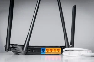 Placer du papier aluminium sous votre routeur WiFi : ce que cela provoque et pourquoi les spécialistes le conseillent