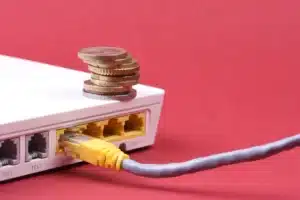 Pourquoi de plus en plus de gens posent une pièce de monnaie sur leur routeur Wi-Fi : un technicien réseau explique ce que ça change vraiment