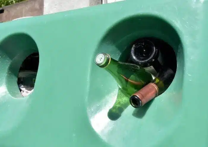 Pourquoi il ne faut jamais jeter vos verres cassés dans le bac à verre : les éboueurs alertent sur un danger que personne ne soupçonne