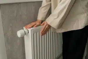 Pourquoi votre voisin a déjà le chauffage alors que vous grelottez : aucune loi ne fixe la date d'allumage, c'est une autre personne qui décide