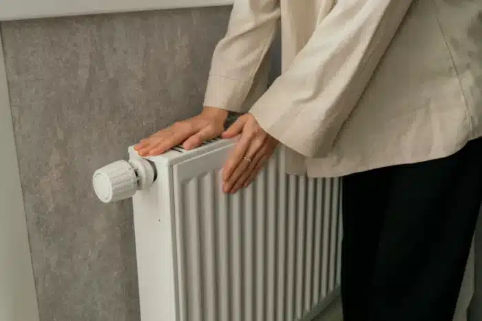 Pourquoi votre voisin a déjà le chauffage alors que vous grelottez : aucune loi ne fixe la date d'allumage, c'est une autre personne qui décide