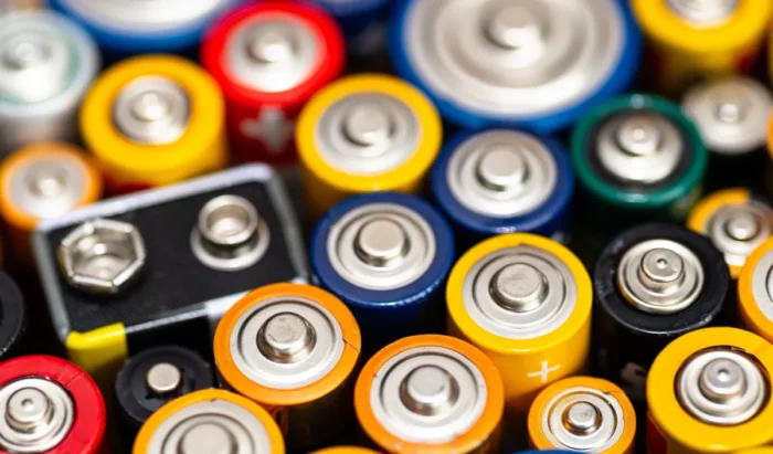Un Espagnol stockait 45 tonnes de batteries au lithium chez lui : le jugement à surpris tout le monde