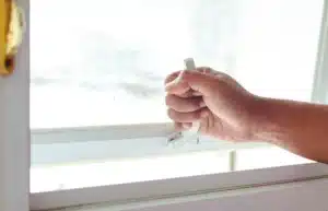 Versez un verre d'eau dans le rail de votre fenêtre PVC et observez : les installateurs font ce test en 10 secondes pour détecter un défaut invisible