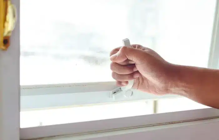 Versez un verre d'eau dans le rail de votre fenêtre PVC et observez : les installateurs font ce test en 10 secondes pour détecter un défaut invisible