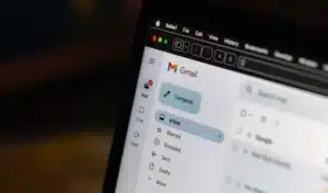 Vous utilisez Gmail tous les jours, mais un réglage activé par défaut expose vos mails : un informaticien montre comment le couper en 30 secondes