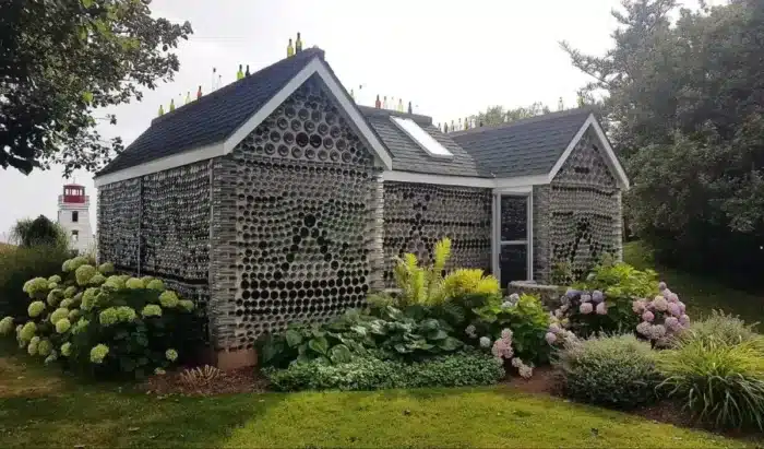 Une mère et sa fille bâtissent une maison de sept pièces avec 8 000 bouteilles en verre