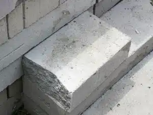 Banni pendant 90 ans, ce matériau de construction fait son retour avec une isolation 15 fois supérieure au béton et un stockage du CO₂ sur des siècles