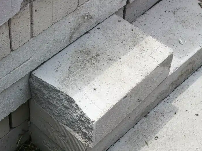 Banni pendant 90 ans, ce matériau de construction fait son retour avec une isolation 15 fois supérieure au béton et un stockage du CO₂ sur des siècles