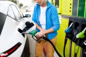 Carburant : le coût mensuel de l'essence est maintenant trois fois supérieur à celui de la recharge électrique