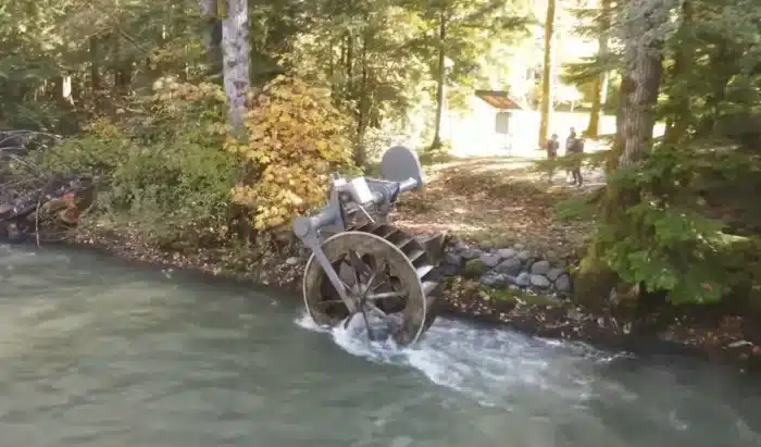 Ce retraité vit seul dans les bois et alimente sa maison entière grâce à une microcentrale qu'il a construite avec l'eau d'un ruisseau
