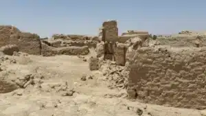 Des archéologues mettent au jour une tombe de 4 000 ans avec une porte factice dans la nécropole antique de Saqqara en Égypte