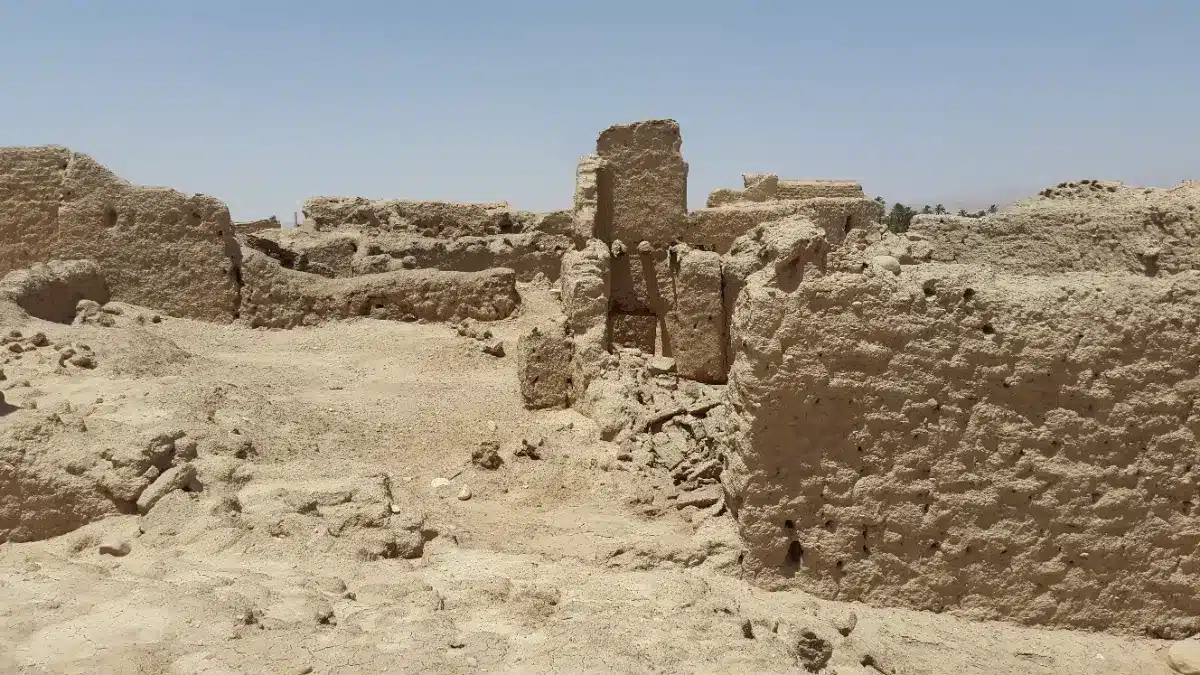 Des archéologues mettent au jour une tombe de 4 000 ans avec une porte factice dans la nécropole antique de Saqqara en Égypte