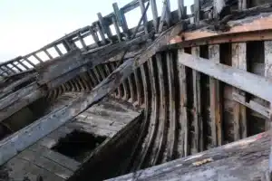 Des ouvriers du bâtiment mettent au jour un navire médiéval de 24,5 mètres enterré sous la rue depuis 650 ans