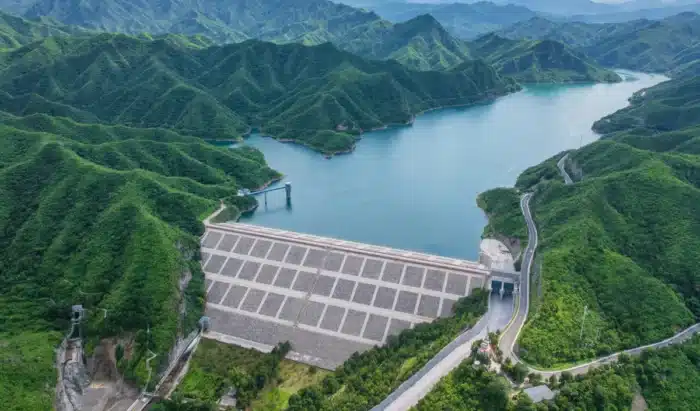 La Chine réalise un barrage de 315 mètres, potentiellement le plus haut du monde, avec l'appui de 27 miroirs pour aider les ingénieurs