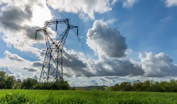 Les Français ont consommé jusqu'à 5 % d'électricité en plus cet été : les canicules ont inversé la tendance, mais RTE assure que le réseau a tenu sans difficulté