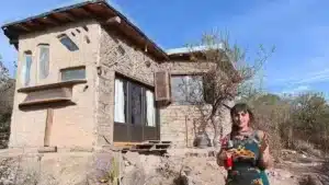 Mariana, 38 ans : elle a construit sa maison autosuffisante avec des pare-brises recyclés