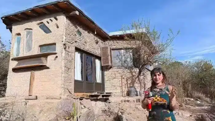 Mariana, 38 ans : elle a construit sa maison autosuffisante avec des pare-brises recyclés