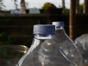 Ni lampe ni panneau solaire : une simple bouteille d'eau sur le toit éclaire une pièce entière, et 30 pays l'ont déjà adoptée