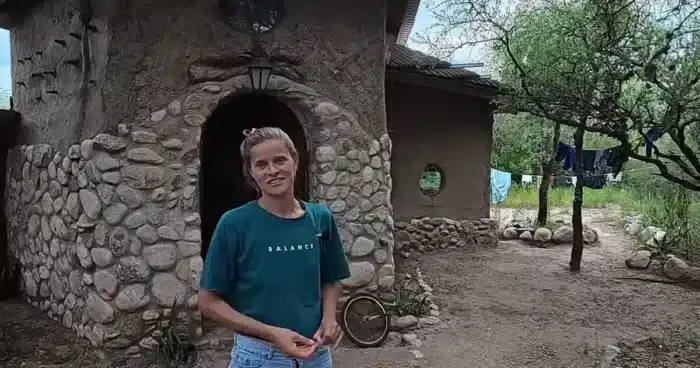 Rocío a construit sa maison en pierre et terre dans un coin de paradis à Córdoba et motive beaucoup d'autres femmes