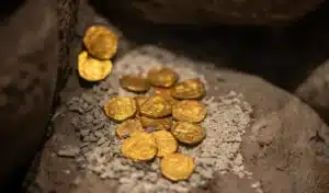 Un trésor composé de 40 lingots et 4 000 pièces d’or d’une valeur de 10 millions de dollars découvert sous cette brasserie