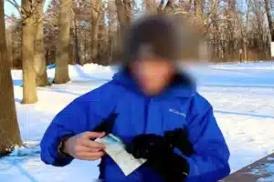 Un 'voyageur du temps' venu de l'an 6000 lance un avertissement glaçant sur l'IA en montrant une photo du futur