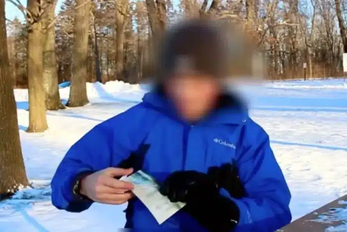 Un 'voyageur du temps' venu de l'an 6000 lance un avertissement glaçant sur l'IA en montrant une photo du futur