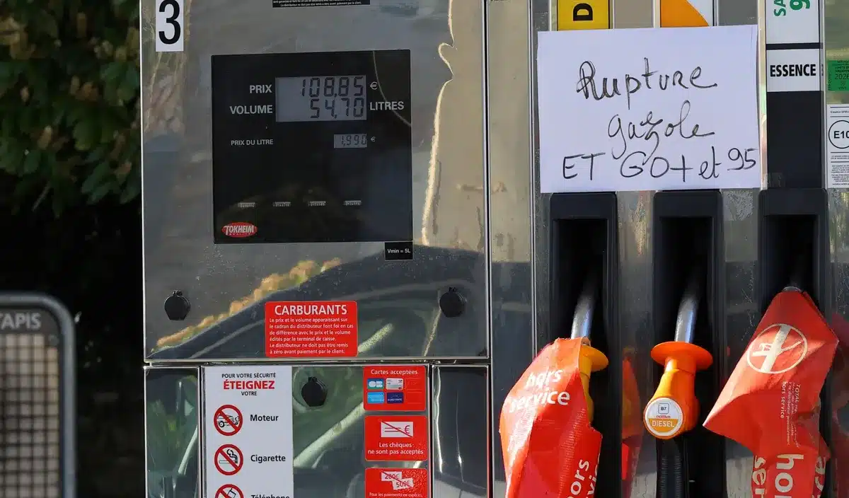 Pénurie de carburant : le taux de stations en difficulté grimpe à 16 % en France