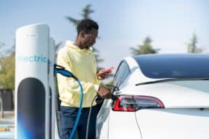 Les voitures électriques atteignent 38 % du marché français en août 2026