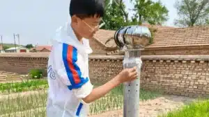 Adieu à la sécheresse, un adolescent de 14 ans invente une solution idéale pour « fabriquer » de l'eau en plein désert