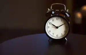 Changement d'heure, on dort plus ou moins ? Les médecins du sommeil préviennent : la réponse dépend d'un détail que personne ne vérifie