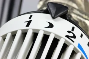 Chauffage la nuit : faut-il éteindre ou laisser en marche ? Guide pour réduire vos factures en 2026