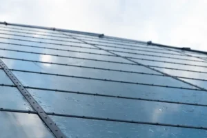 Des experts détaillent comment une bouteille en plastique sur le toit peut convertir la lumière du soleil en éclairage naturel dans une pièce sombre