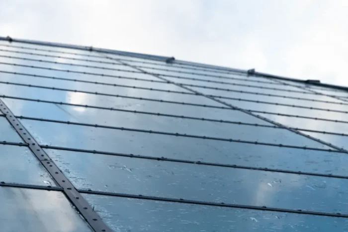 Des experts détaillent comment une bouteille en plastique sur le toit peut convertir la lumière du soleil en éclairage naturel dans une pièce sombre