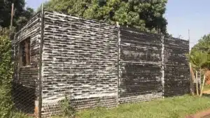 Ils ont perdu leur emploi puis construit une maison de 70 m² avec plus de 10 000 bouteilles en verre en 5 mois de collecte