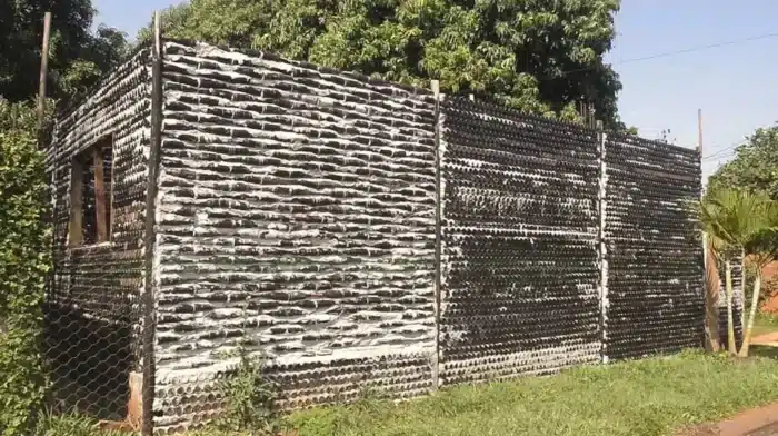 Ils ont perdu leur emploi puis construit une maison de 70 m² avec plus de 10 000 bouteilles en verre en 5 mois de collecte