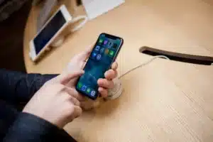 « J'ai retrouvé mon alliance dans le jardin avec mon téléphone » : cette fonction cachée de votre smartphone remplace un appareil à 200€
