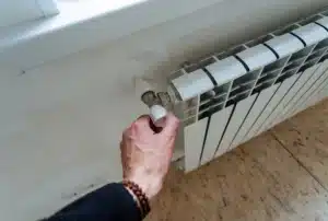 « Je n'ai pas touché mon thermostat depuis 3 ans » : un chauffagiste révèle ce qu'il place derrière chaque radiateur chez lui