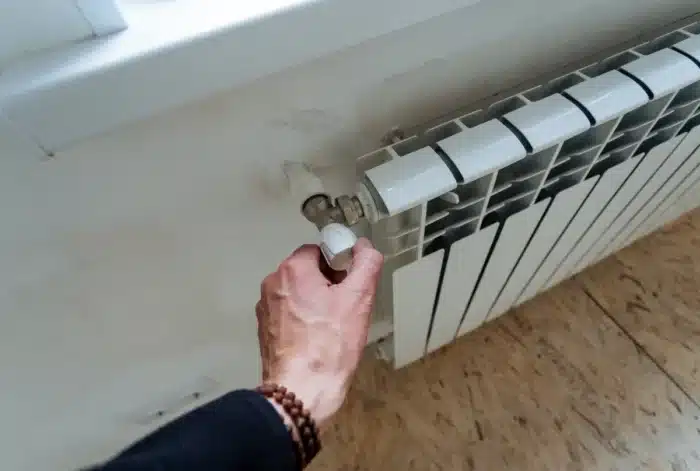 « Je n'ai pas touché mon thermostat depuis 3 ans » : un chauffagiste révèle ce qu'il place derrière chaque radiateur chez lui